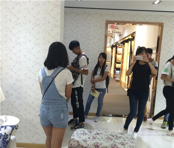 長江職業(yè)技術(shù)學院組織應屆新生深入今泰裝飾(圖3)