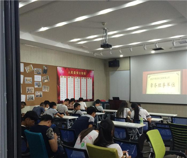長江職業(yè)技術(shù)學院組織應屆新生深入今泰裝飾(圖4)