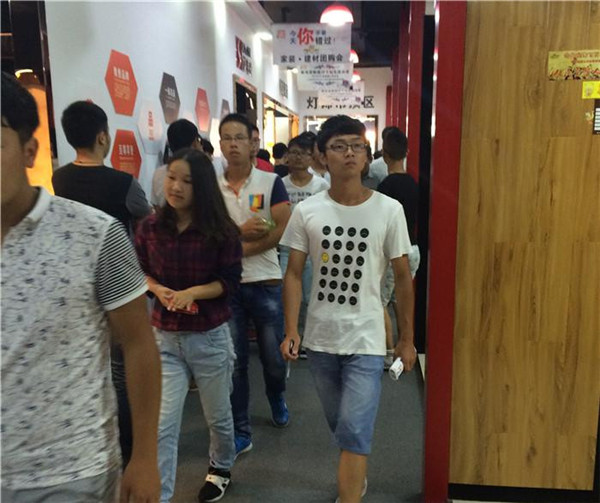 長江職業(yè)技術(shù)學院組織應屆新生深入今泰裝飾(圖1)