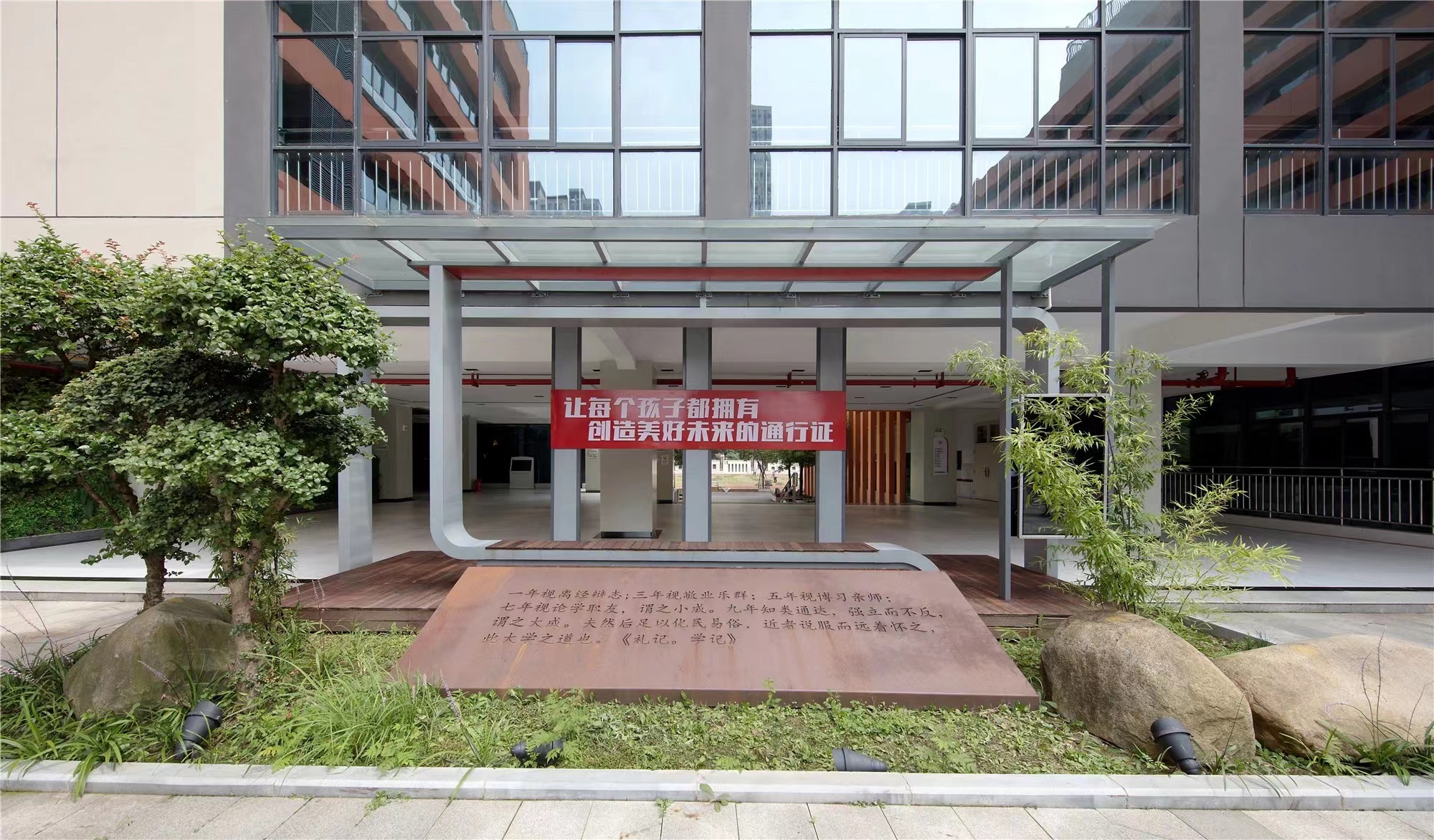 【學(xué)校案例】今泰裝飾在武漢市先后完成了與紅領(lǐng)巾學(xué)校6個(gè)校區(qū)的項(xiàng)目交付！(圖1)